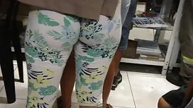 Đeo kính cho một phụ ...