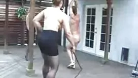 Người đàn ông lắc bạ ...