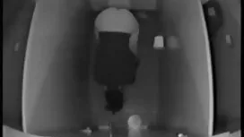 Cô gái tóc vàng là â ...