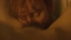 Một cô gái trẻ, nhưn ...