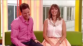 Cô ấy có tóc nâu phi ...