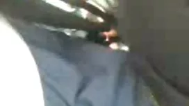 Cô gái ăn bánh mì. d ...