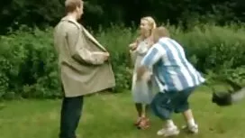 Cô gái tóc vàng. phi ...