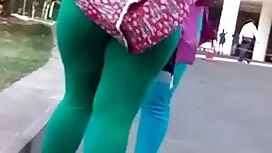 Cô ấy đã đẩy các cô  ...