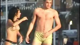 Một người phụ nữ, mộ ...